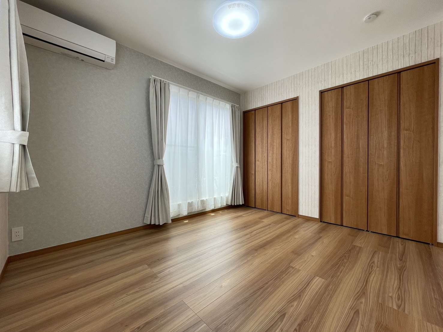 Room1(6.0帖)
・二面採光でとっても明るいお部屋です！
・クローゼットが2つあるのでご夫婦で分けたり、季節で分けたりすることが出来ます。
